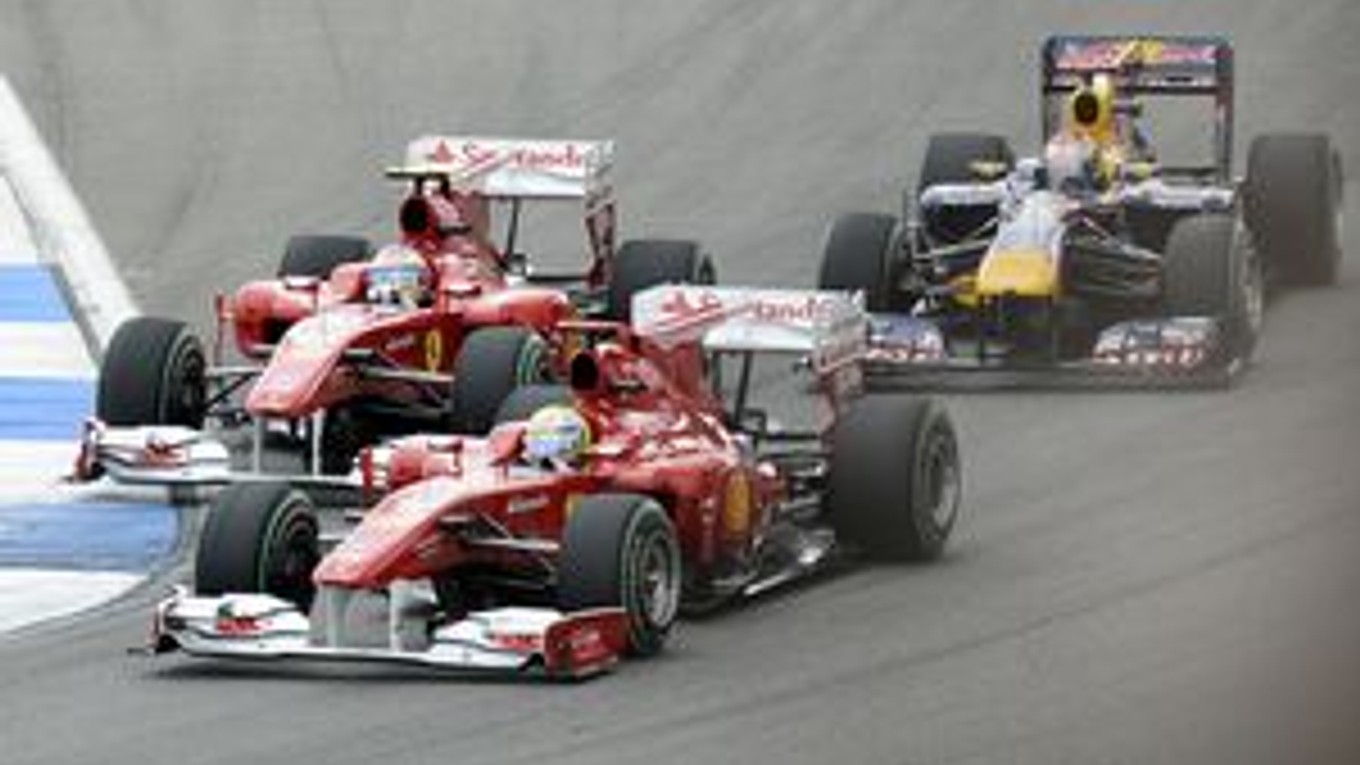 Ferrari ovládli Hockenheim. Tu je ešte Massa pred Alonsom, v cieli bolo však poradie opačné. Zaúradovala tímová réžia.