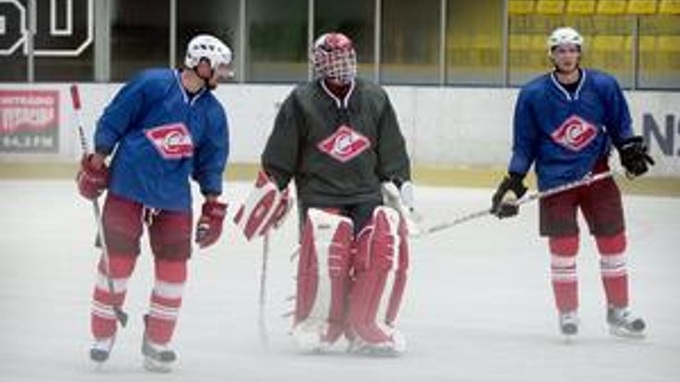 Brankár Dominik Hašek na tréningu Spartaka v Havlíčkovom Brode so Slovákmi Jaroslavom Obšutom (vľavo) a Jurajom Mikúšom.