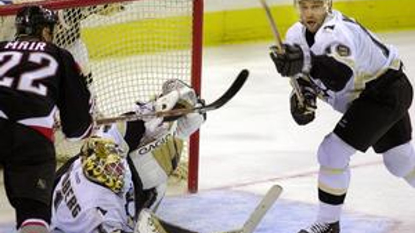 Vladimír Vujtek si zahral aj v NHL. Na snímke (vpravo) je v drese Pittsburghu.