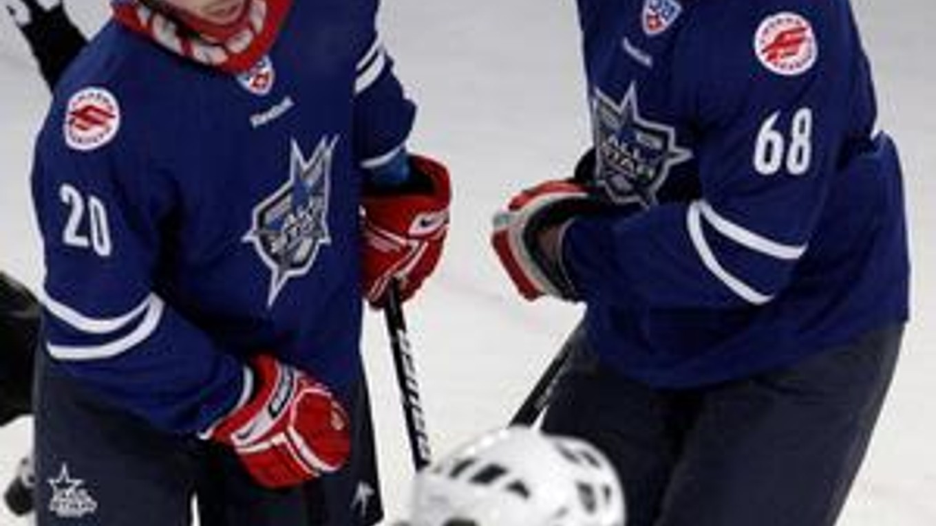 Šanca, že slovenskí fanúšikovia uvidia v novom ročníku KHL v Poprade hokejistov ako – zľava: Jakub Klepiš, Marcel Hossa, Jaromír Jágr, je po včerajšku plná otáznikov.