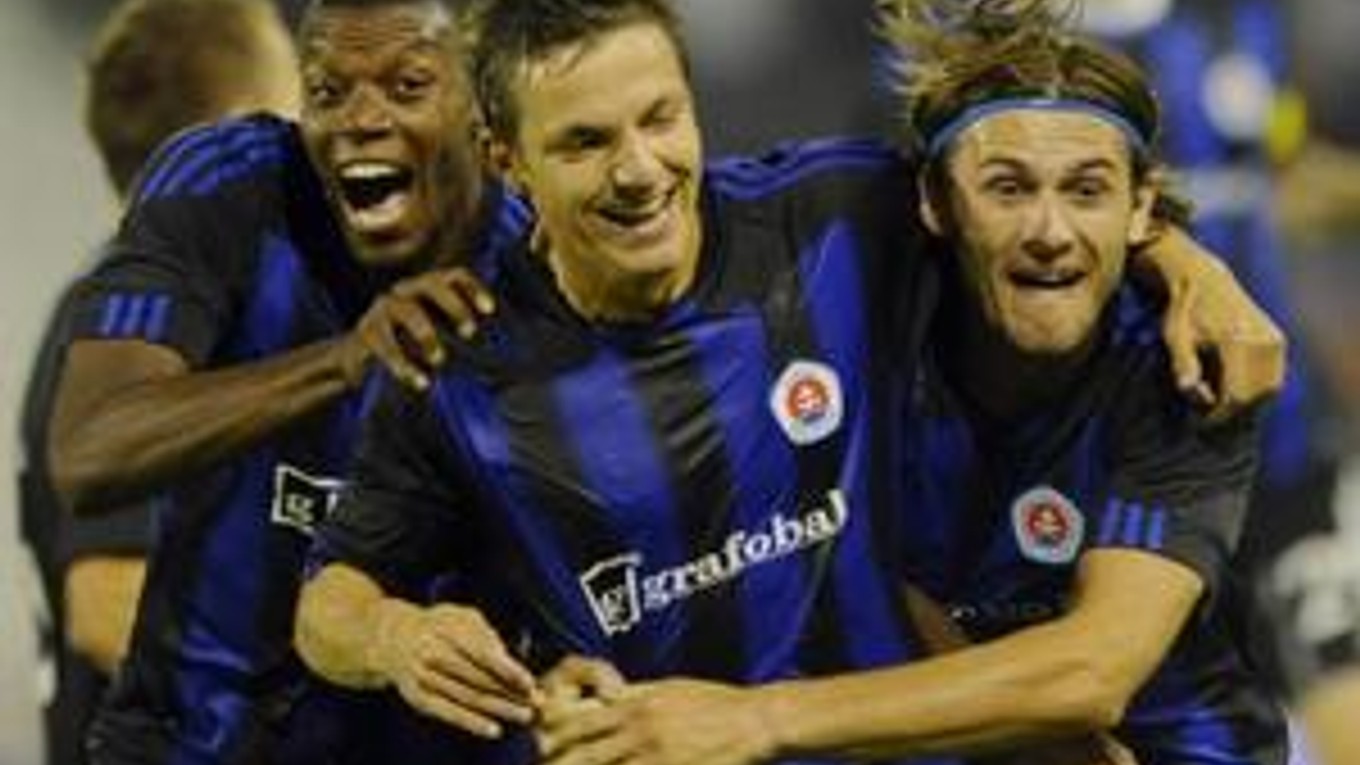 Radosť slovanistov po prvom góle Milana Ivanu.