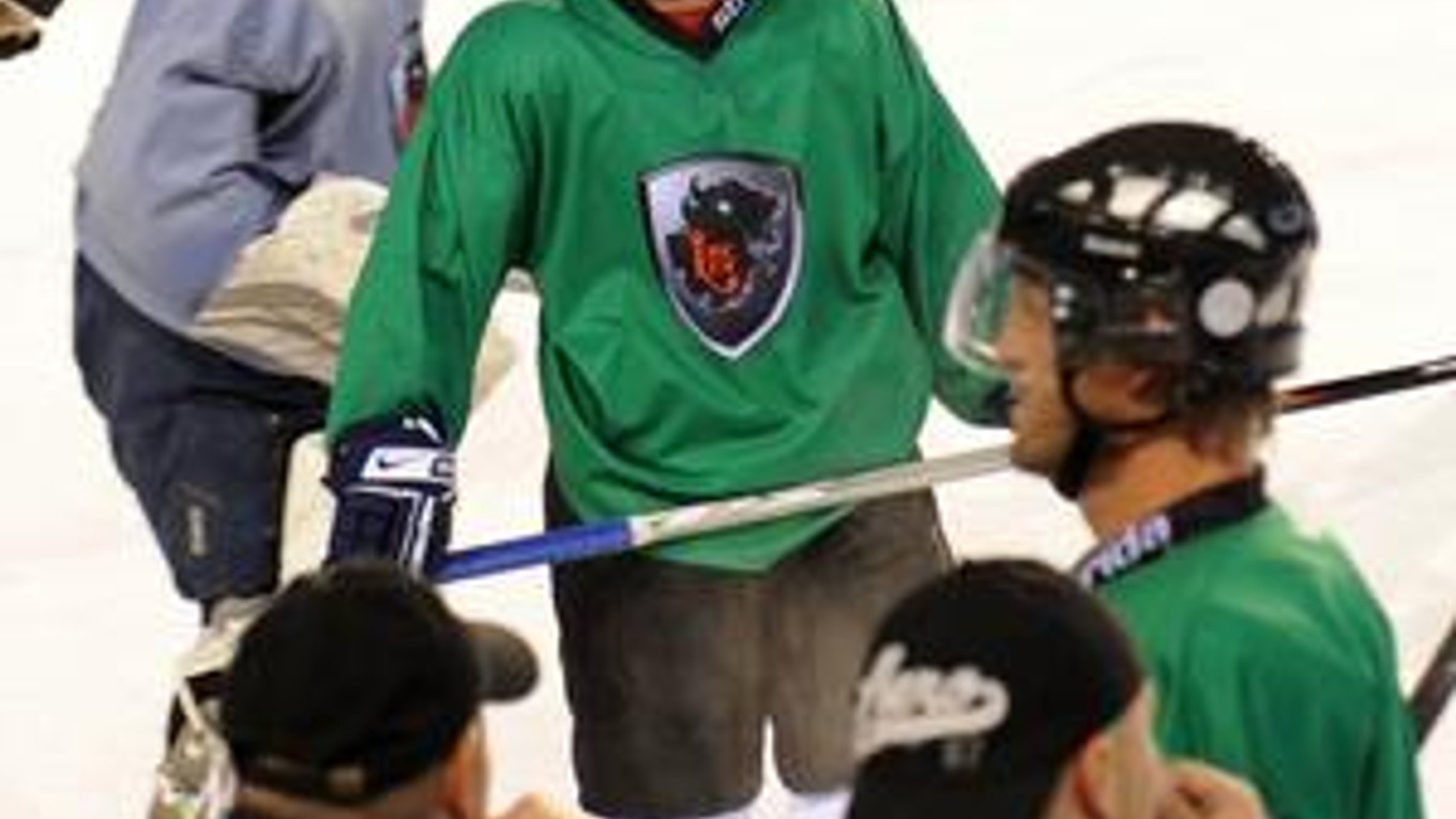 Rudolf Huna na tréningu HC Lev Poprade. Ešte pred tromi dňami sa mu zdalo, že KHL je blízko. No teraz si musí hľadať nový klub.