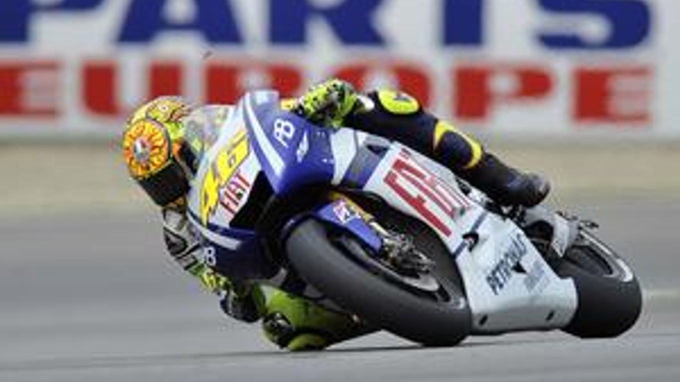 Deväťnásobný majster sveta Valentino Rossi dosiahol v tréningu na Veľkú cenu Českej republiky v triede MotoGP tretí najýchlejší čas.