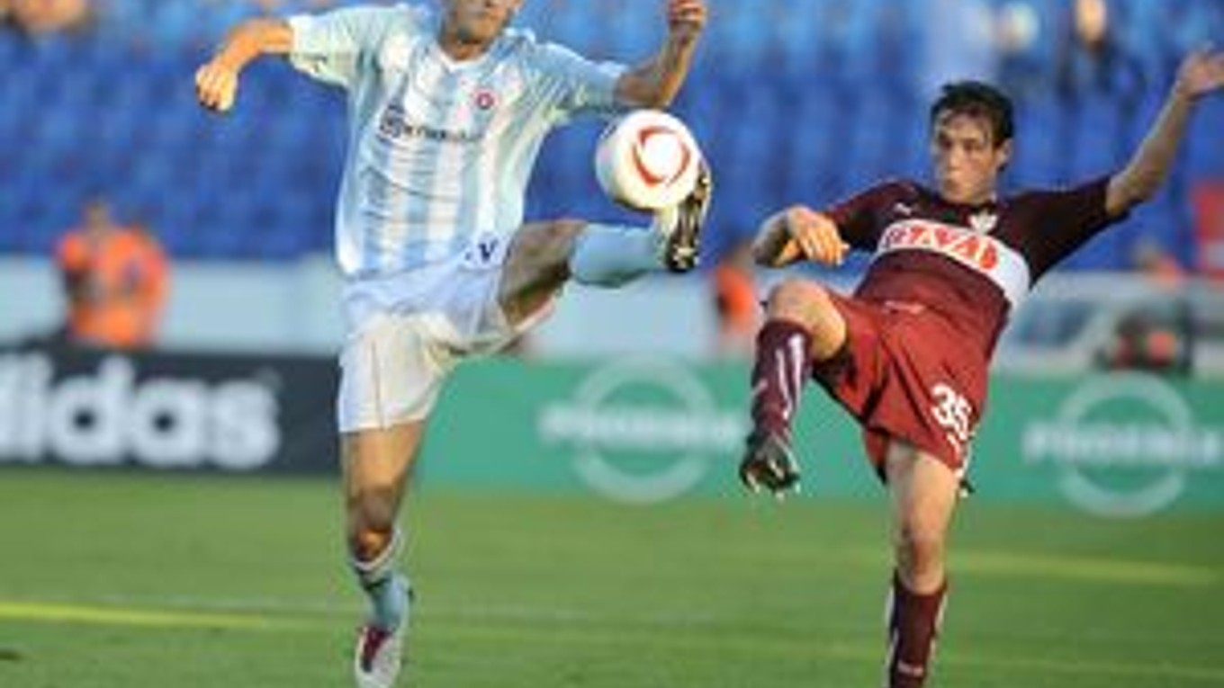 Marián Had (Slovan) v súboji s brániacim Christianom Träschom (VfB).