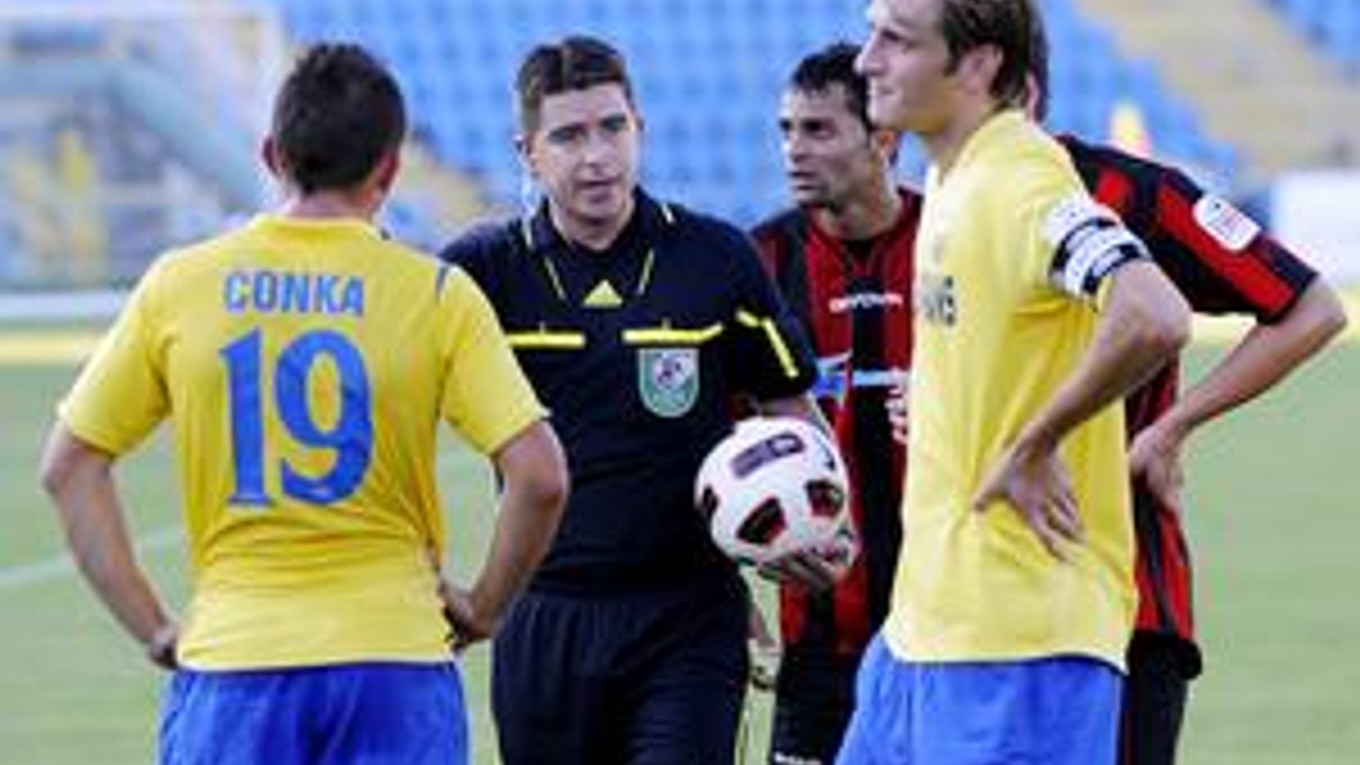 Hlavný rozhodca Roman Matúš a košický kapitán Robert Cicman (vpravo) riešia rušenie zápasu píšťalkou z publika.