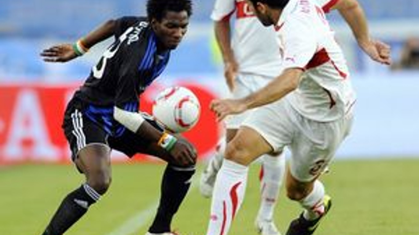 Mamadou Bagayoko z ŠK Slovan a vpravo Cristian Molinaro z VfB Stuttgart v súboji o loptu.