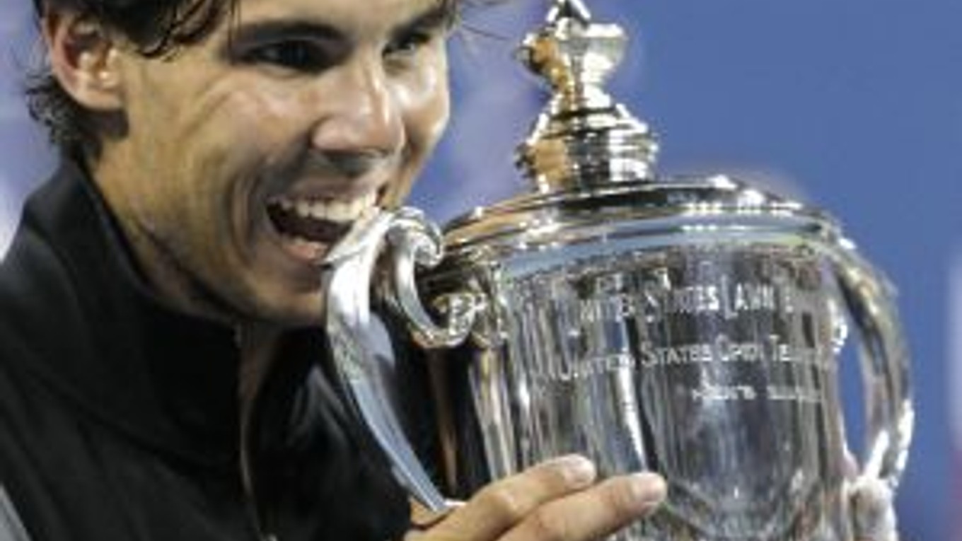Rafael Nadal s trofejou pre víťaza US Open.