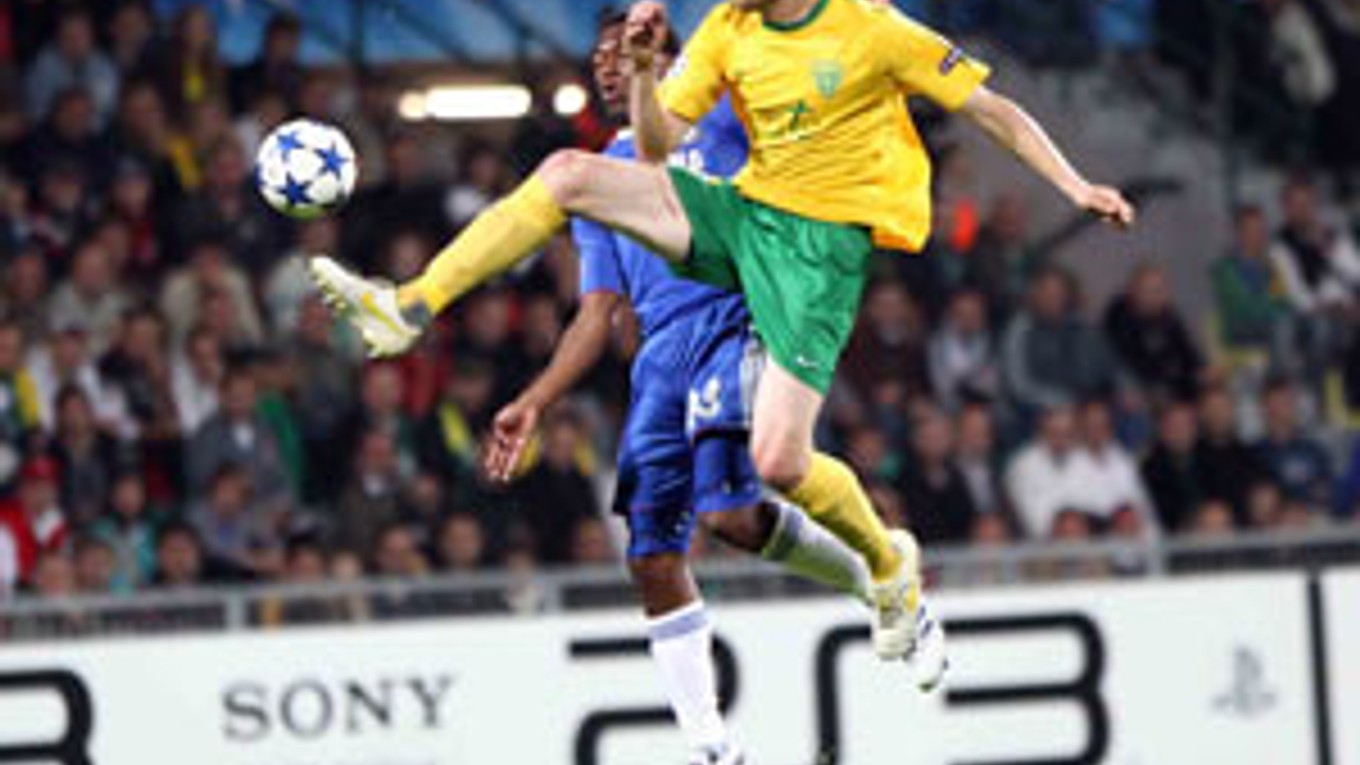 Žilinčan Pečalka v súboji o loptu.