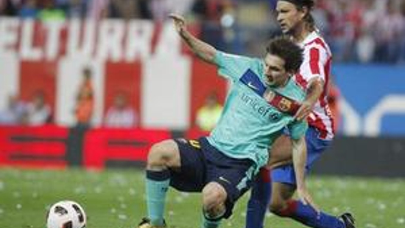 Lionel Messi tesne po zákroku Čecha Tomáša Ujfalušiho.