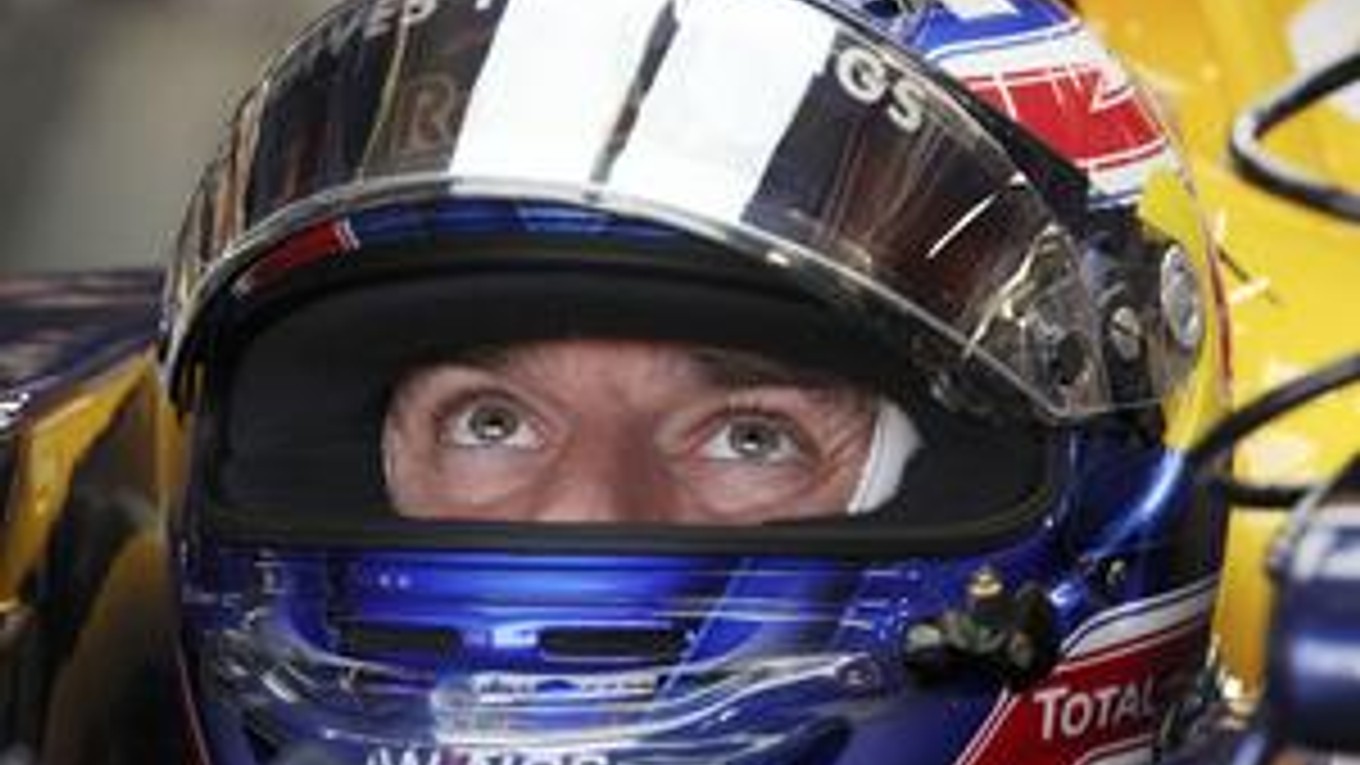 Austrálčan Mark Webber z Red Bullu vedie poradie pretekárov formuly 1. Tento víkend sa jazdí pod reflektormi v Singapure.