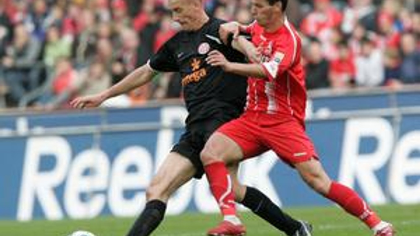 Miroslav Karhan v drese Mainzu (vľavo).