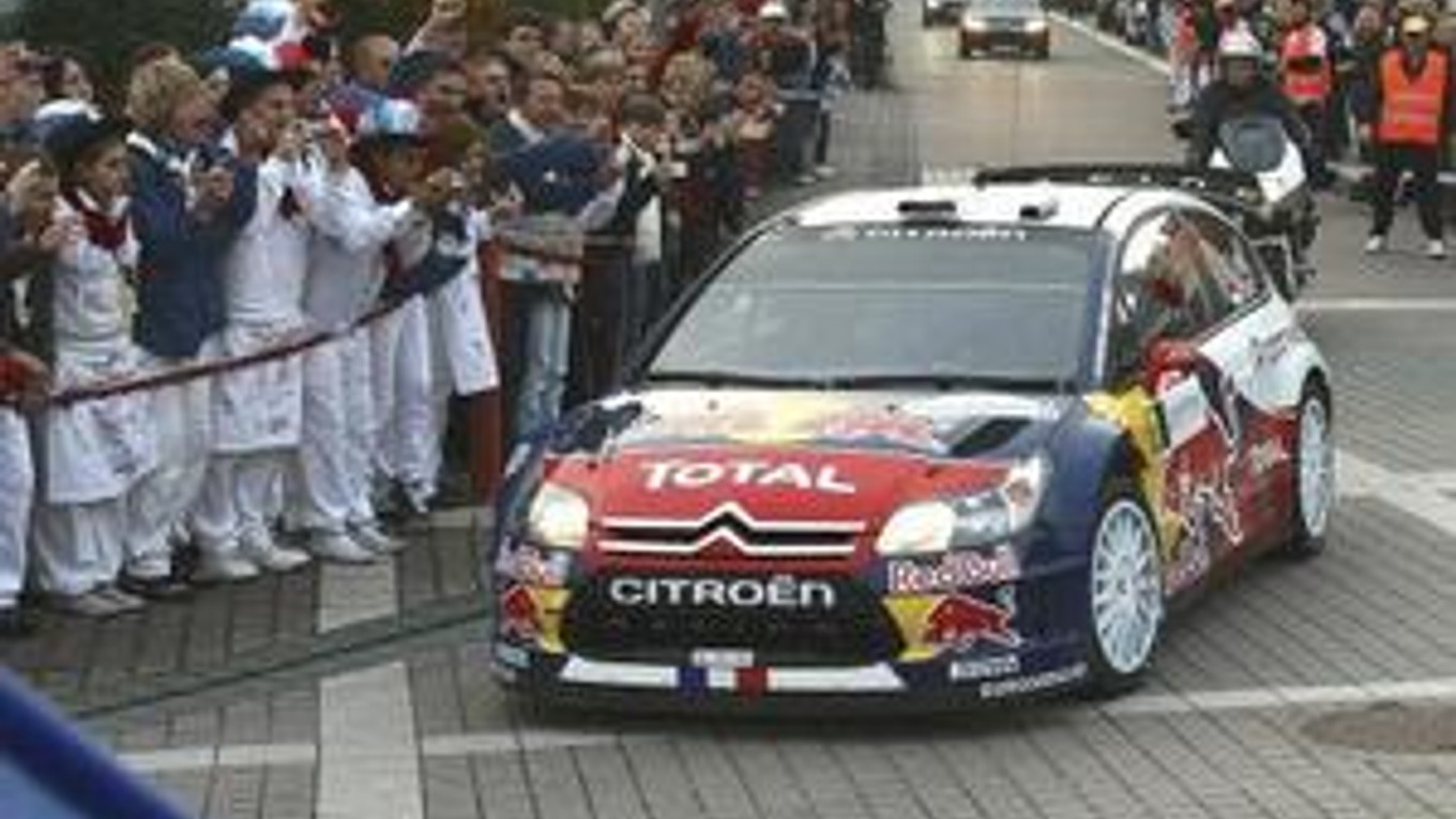 Sebastien Loeb pri cieľovom dojazde.