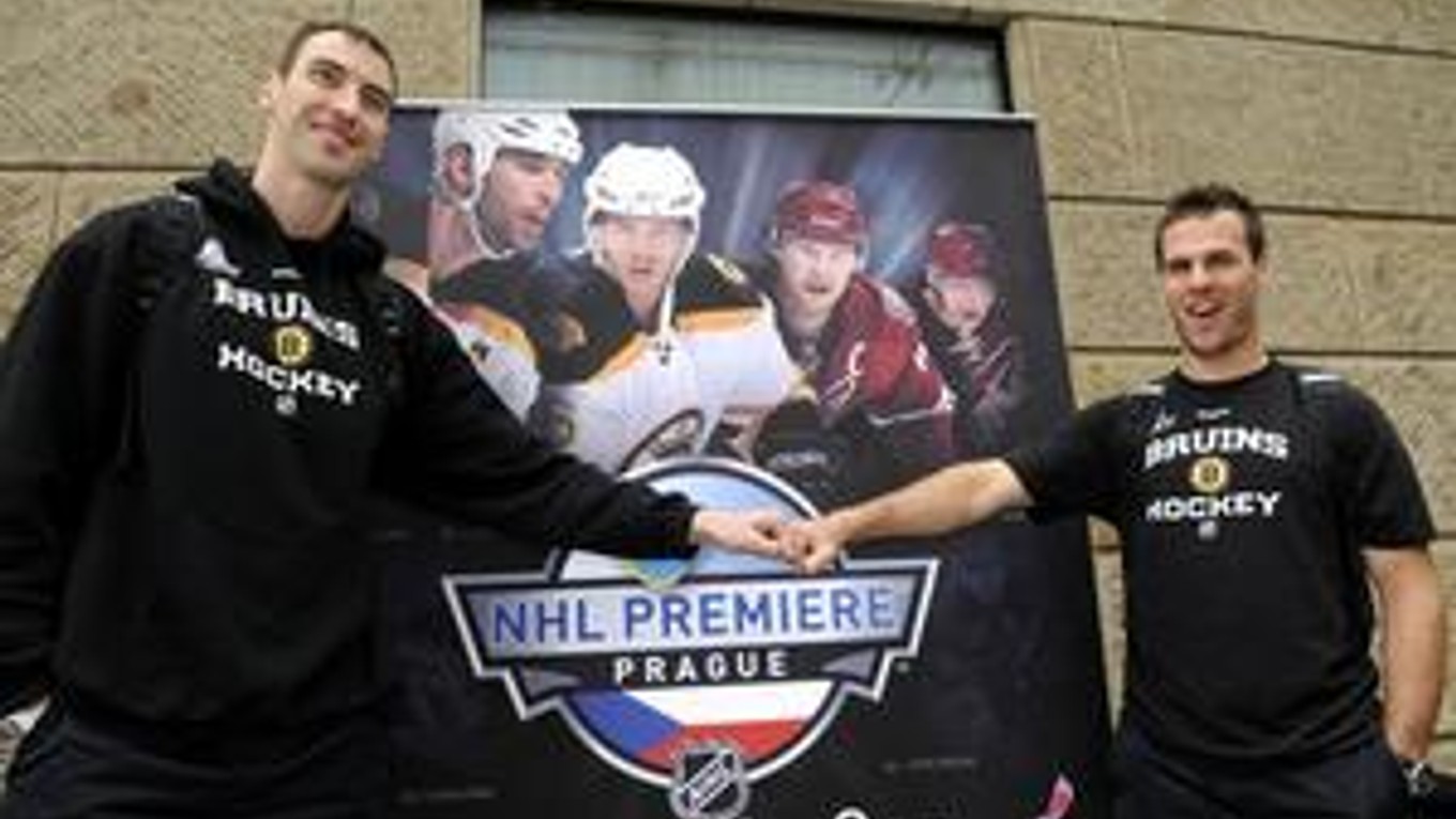 Zdeno Chára s Davidom Krejčím vedú Boston na zápasy v Prahe.