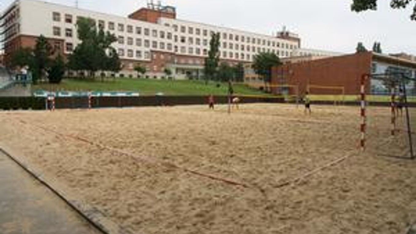 Pohľad na areál športovej školy  od Dunaja. V pozadí je hlavná budova, vpravo vidno časť krytej plavárne.