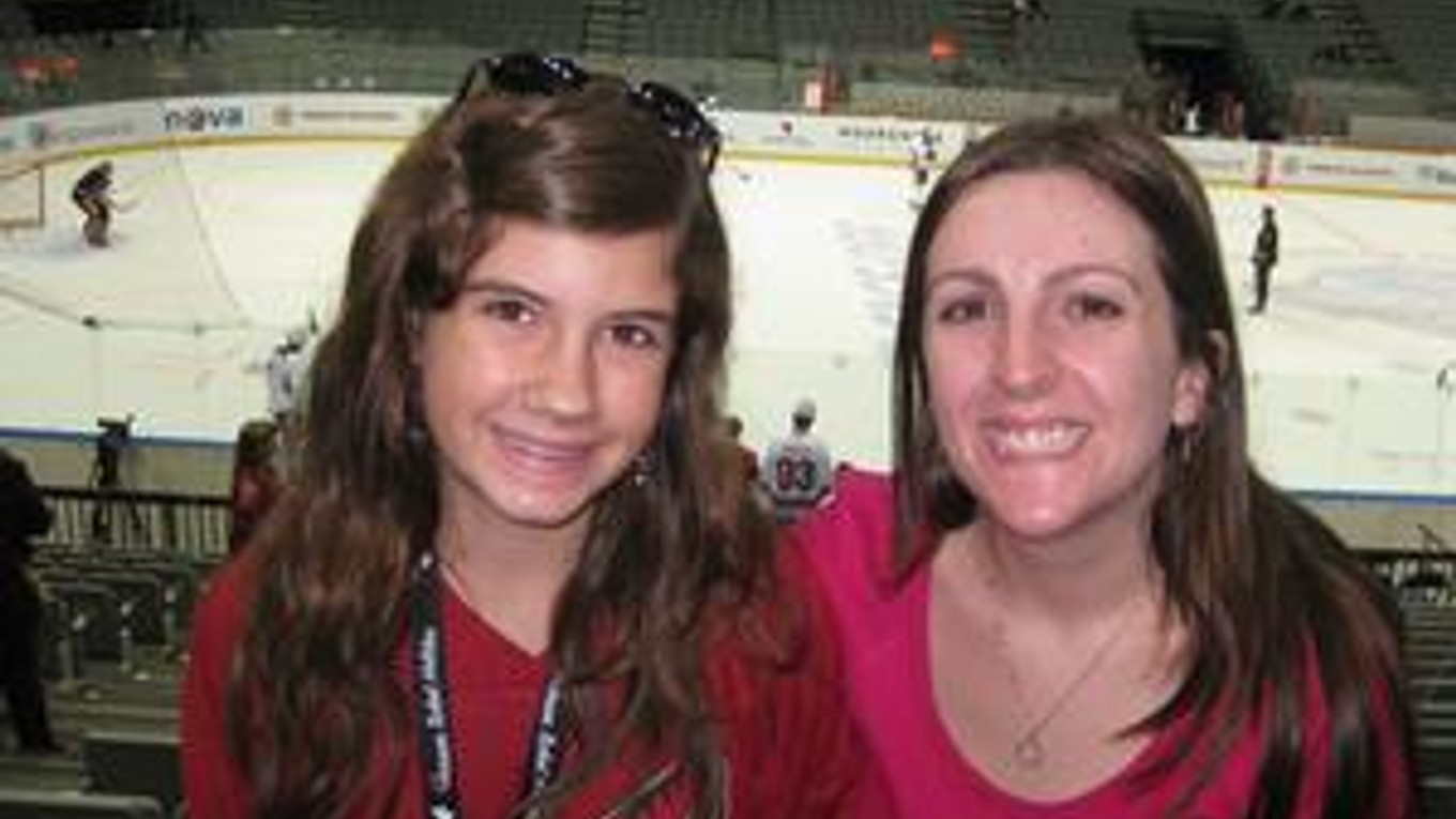 Diane Bagnascová (vpravo) s najmladšou fanúšičkou Phoenixu, 12-ročnou Elizabeth Olsonovou, na včerajšom tréningu tímu Coyotes v pražskej O2 aréne.