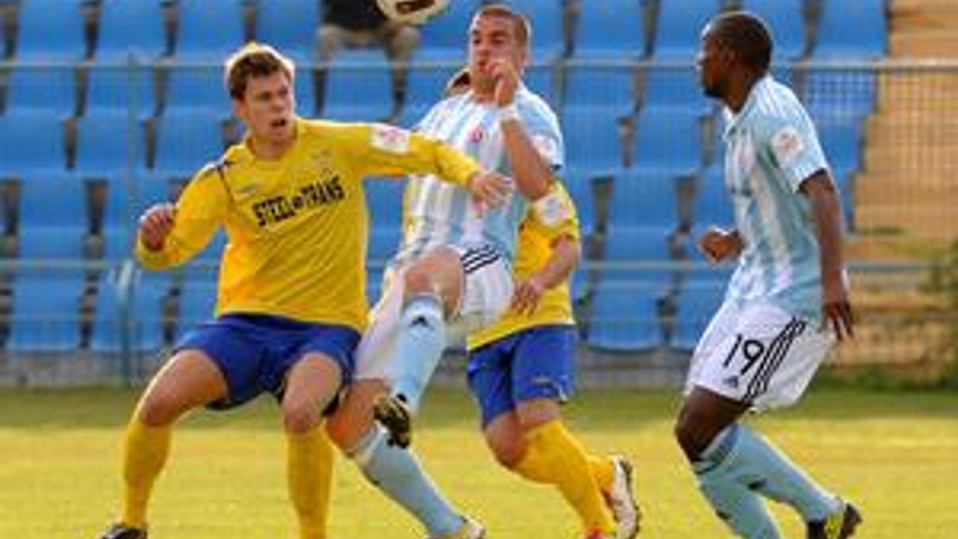 Na snímke vľavo hráč Košíc Timon Dobiaš, vpravo hráč Bratislavy Karim Guédé, uprostred jeho spoluhráč Filip Šebo.