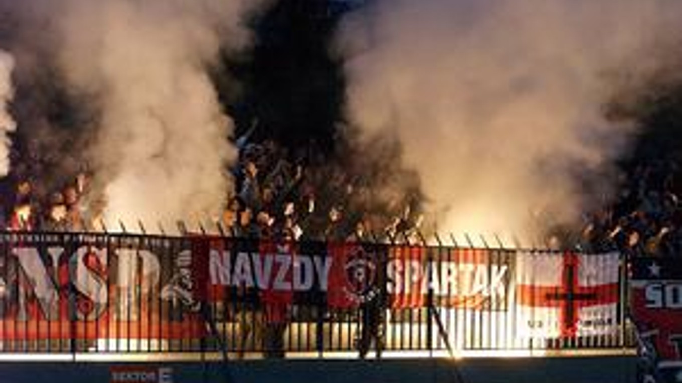 Fanúšikovia Spartaka boli v Senici síce hluční, ale aj vulgárni a zničili štadión.