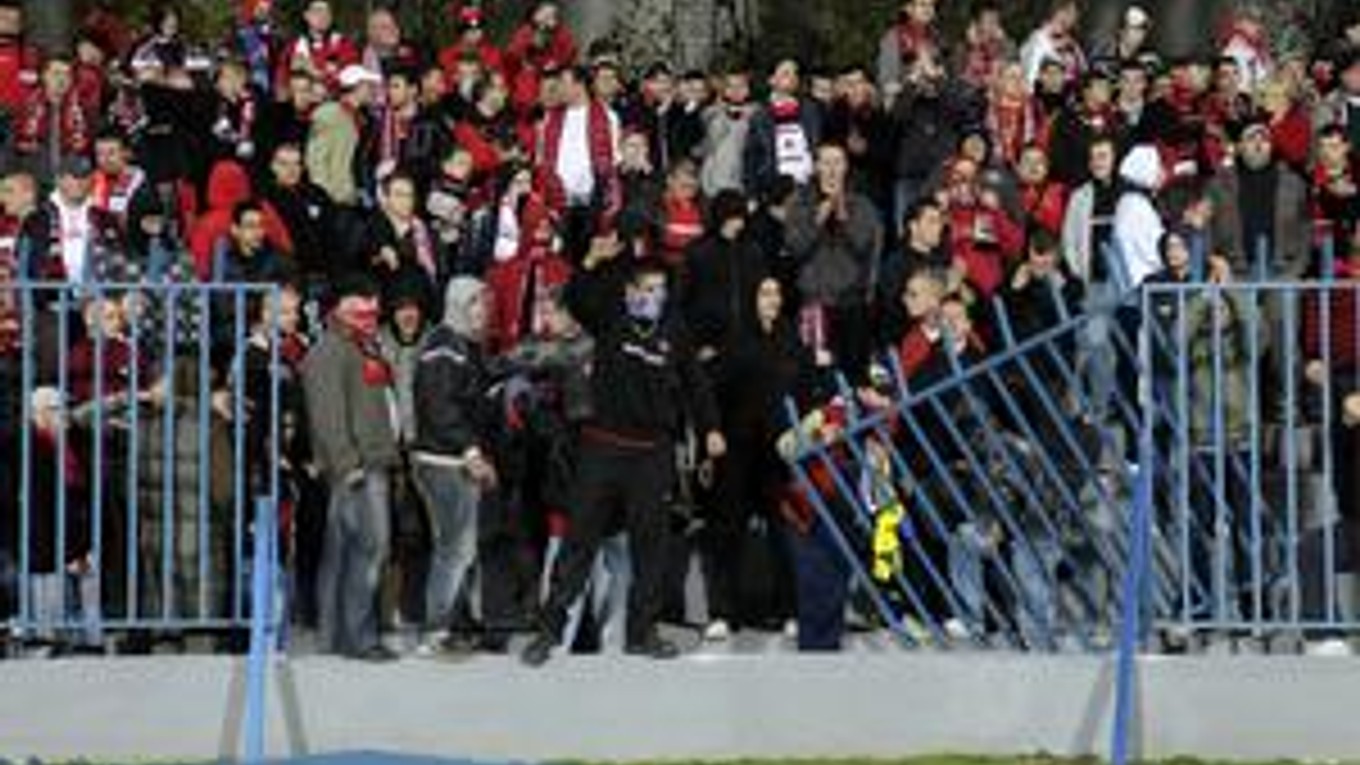 V sobotu Trnavčania v Senici zničili plot a vtrhli na trávu.