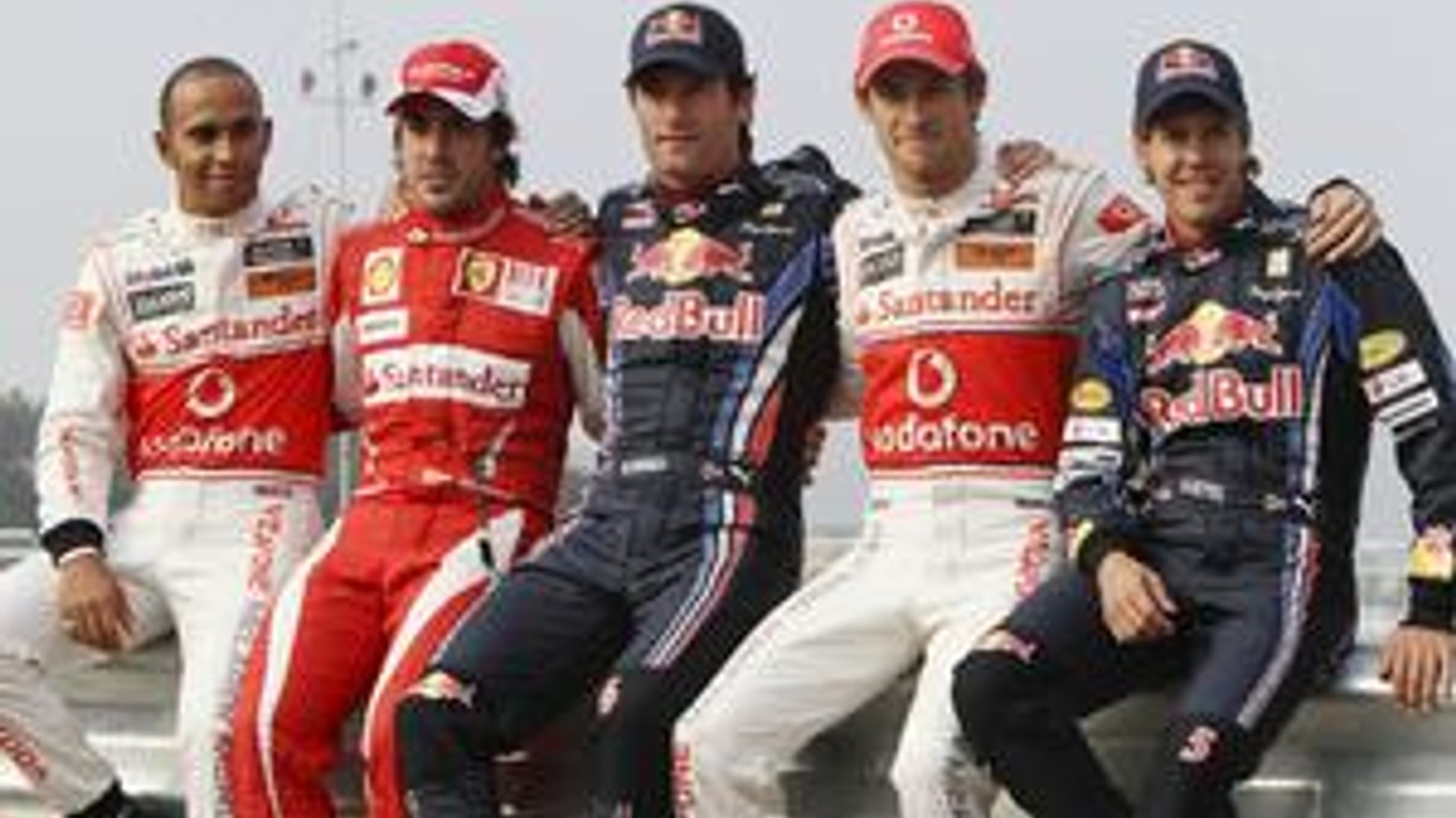 Päť kandidátov na titul (zľava) Levis Hamilton, Fernando Alonso, Mark Webber, Jenson Button a Sebastian Vettel.