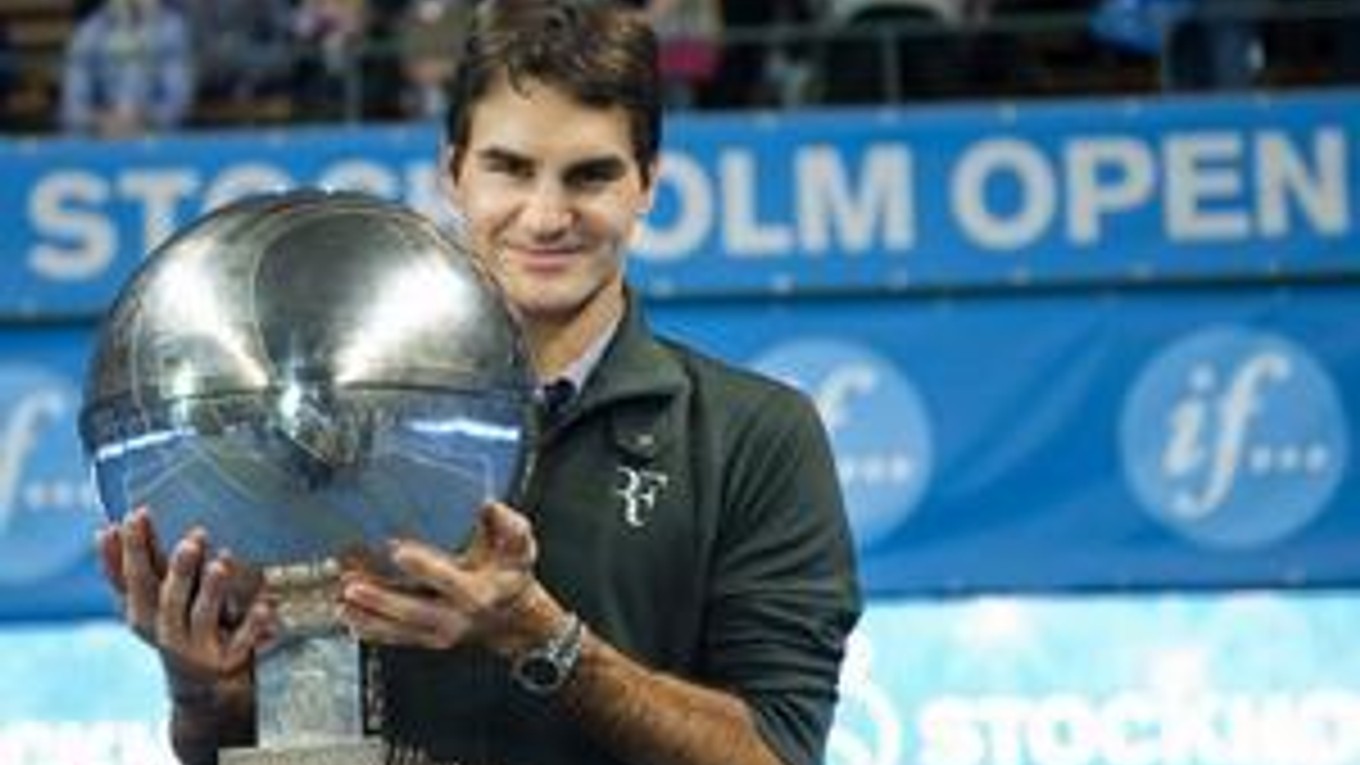 Roger Federer s trofejou z turnaja v Štokholme.