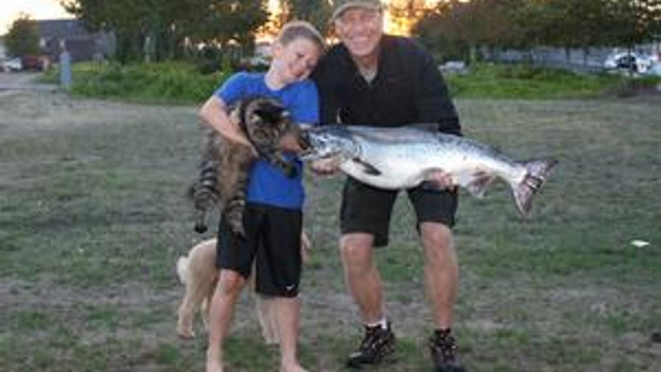 Glen Hanlon je vášnivým rybárom. V lete ulovil so synom Jacksonom v mori pri Vancouvri desaťkilogramového lososa. Na veľký úlovok s tímom Slovenska zatiaľ ešte čaká.