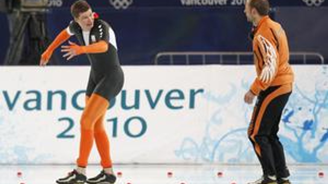 Holandský rýchlokorčuliar Sven Kramer (vľavo) nadáva svojmu trénerovi.
