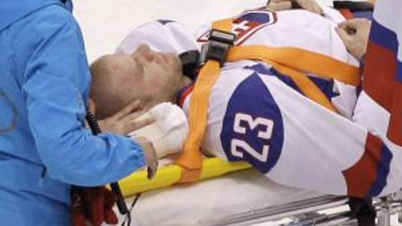 Ľuboš Bartečko v opatere lekárov po zákroku nórskeho hokejistu Kristiana Tollefsena.