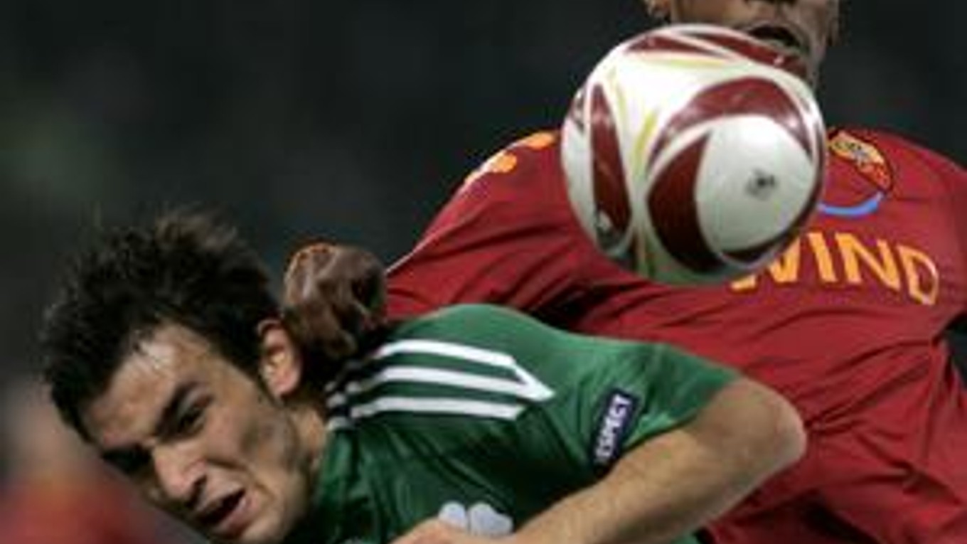 Sotiris Ninis z Panathinaikosu (vľavo) a obranca Juanof z AS Rím.