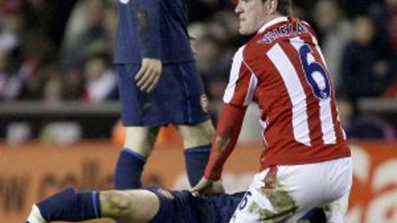 Pravá noha Aarona Ramseyho (v modrom) po tvrdom strete s hráčom Stoke Ryanom Shawcrossom nevydržala. Mladý záložník z Walesu bude istotne dlhšiu dobu pauzovať.