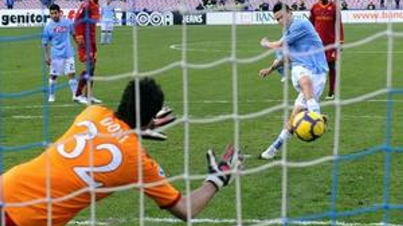 Marek Hamšík premieňa pokutový kop.