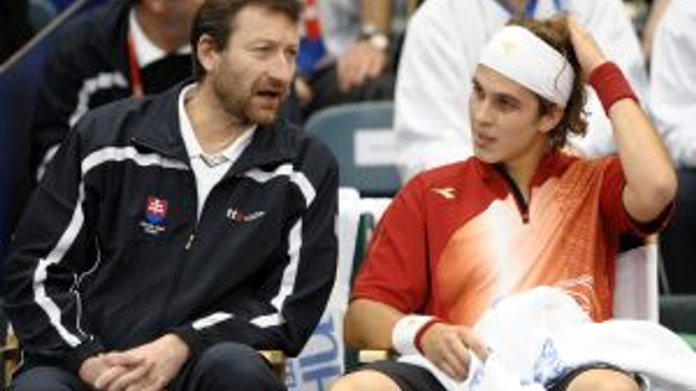 Lukáš Lacko spoločne s kapitánom daviscupového tímu Milošom Mečířom.