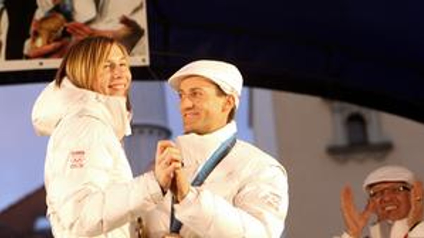 Anastasia Kuzminová a Pavol Hurajt a ich medailový tanec. Tlieska im biatlonový šéf Juraj Sanitra.
