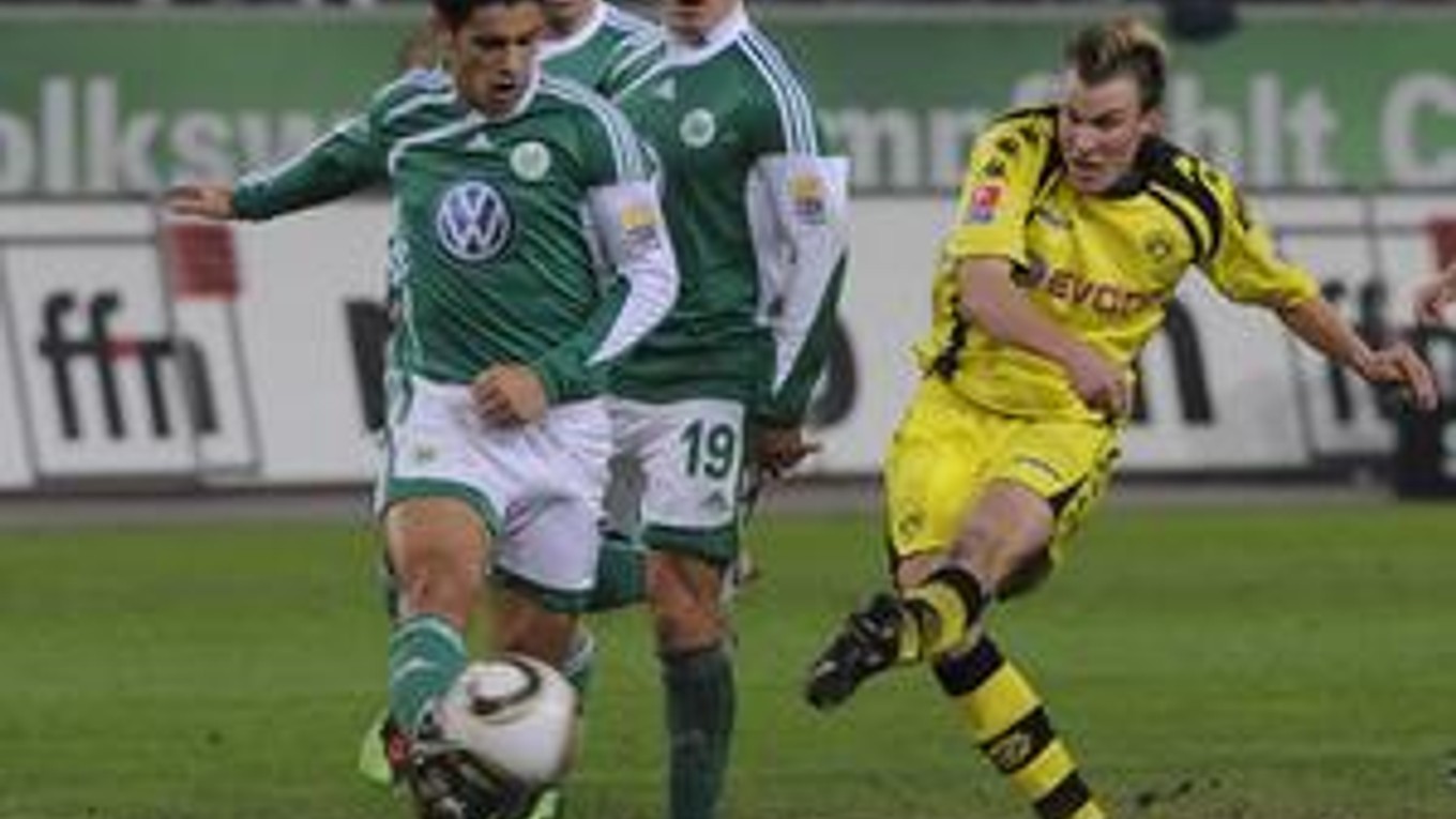 Peter pekarík v strede (číslo 19) v drese Wolfsburgu.