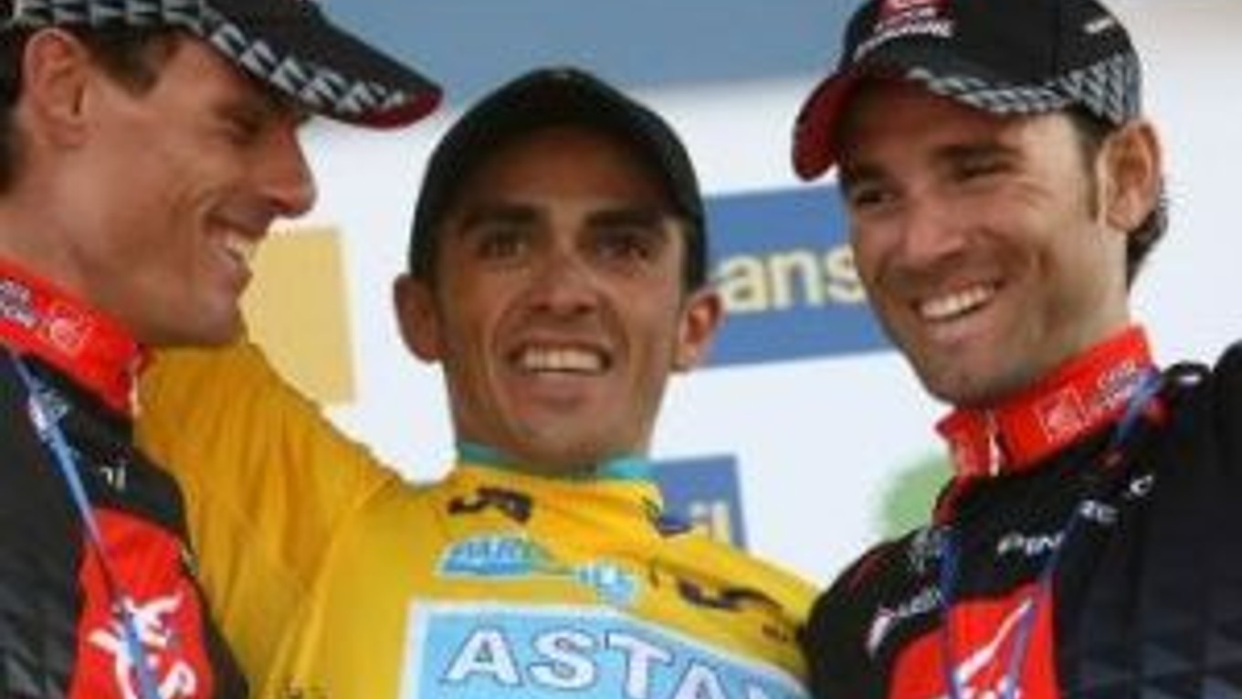 Víťaz Alberto Contador (v žltom)
