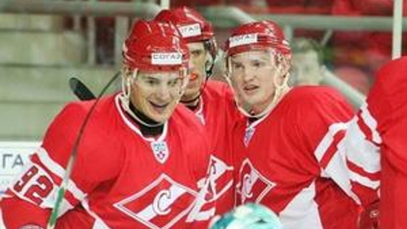 K postupu Spartaka Moskva do druhého kola play off KHL sa postarali aj slovenskí hokejisti Branko Radivojevič (vľavo) a Štefan Ružička.