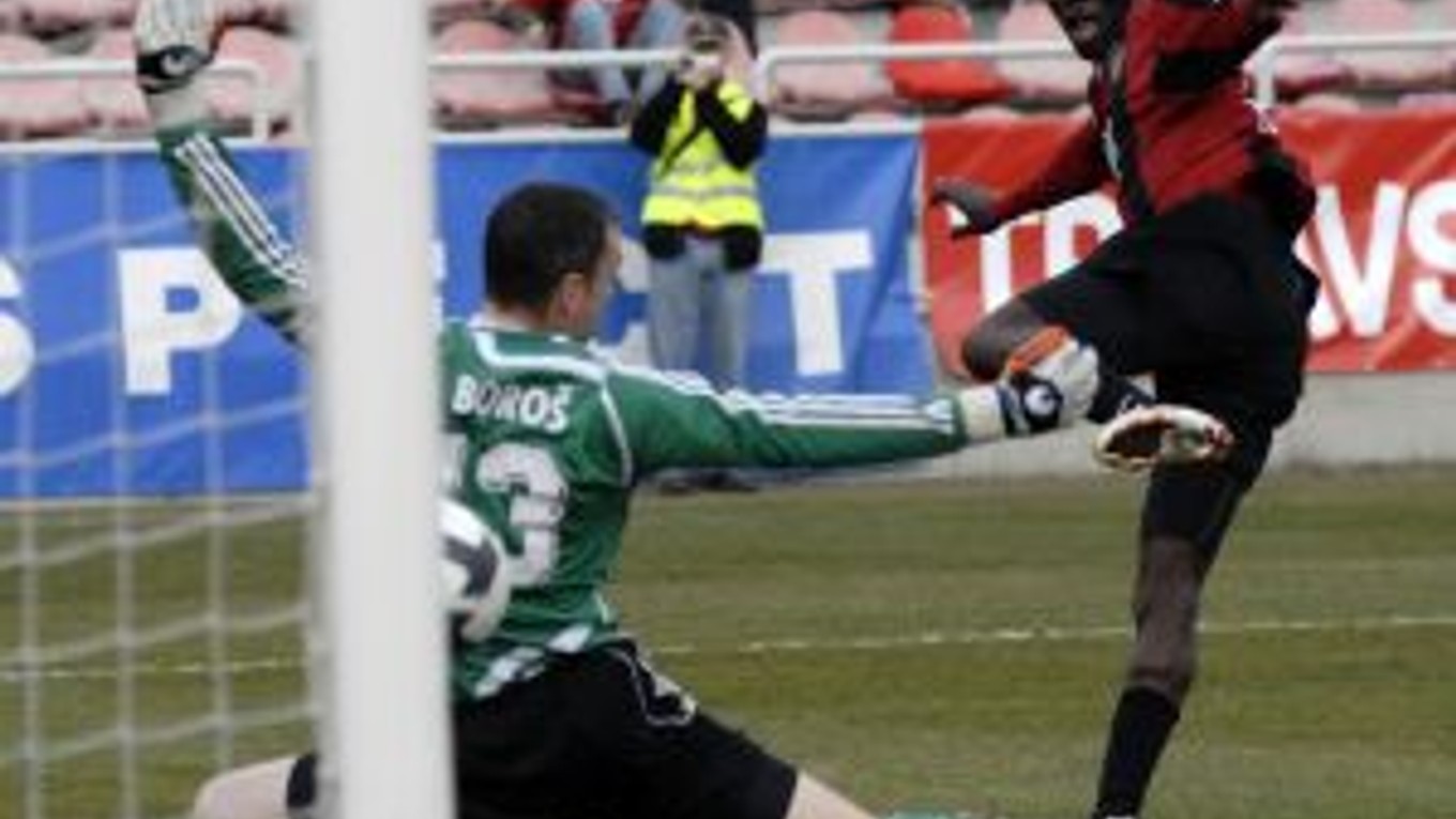 Kone Koro Issa pred brankárom Petrom Borošom počas zápasu medzi Trnavou a Banskou Bystricou.