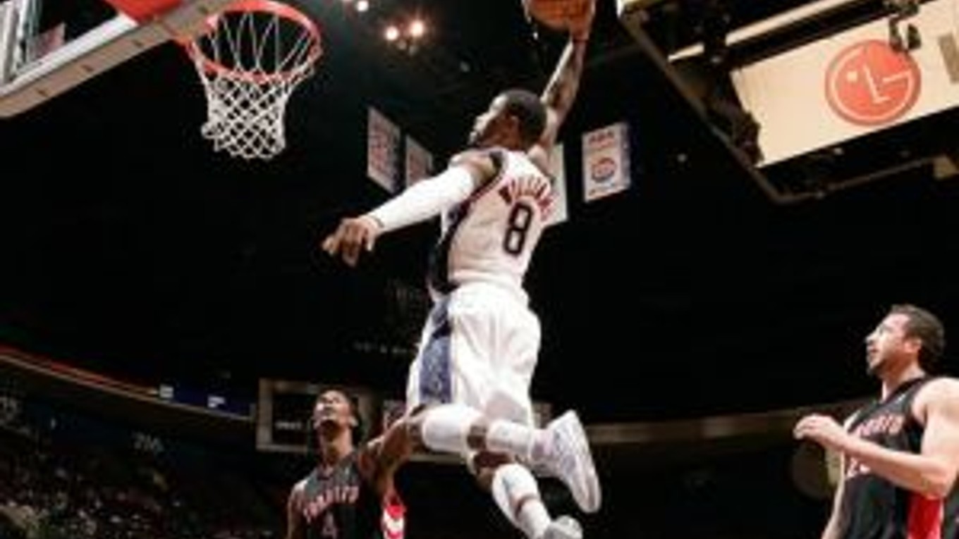 Terrence Williams z New Jersey pri efektnom zakončení dueli s Torontom.