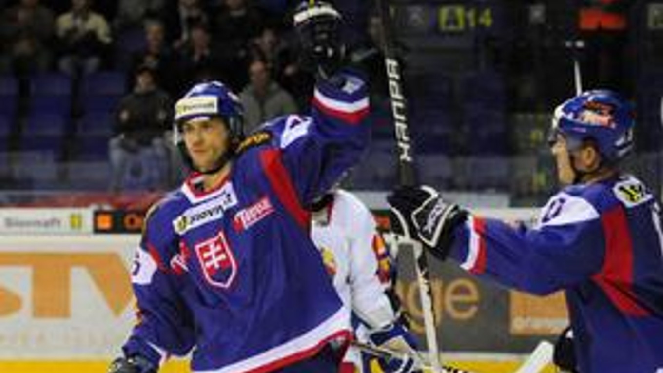 Roman Kukumberg v slovenskom drese (vľavo).