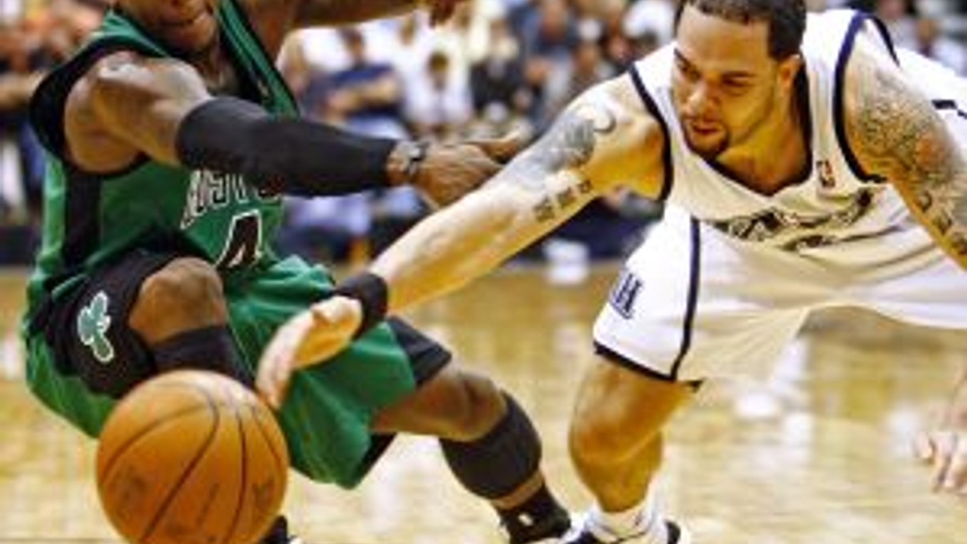 Deron Williams z Utahu (vpravo) sa snaží získať loptu v súboji s hráčom Bostonu Natom Robinsonom (4).