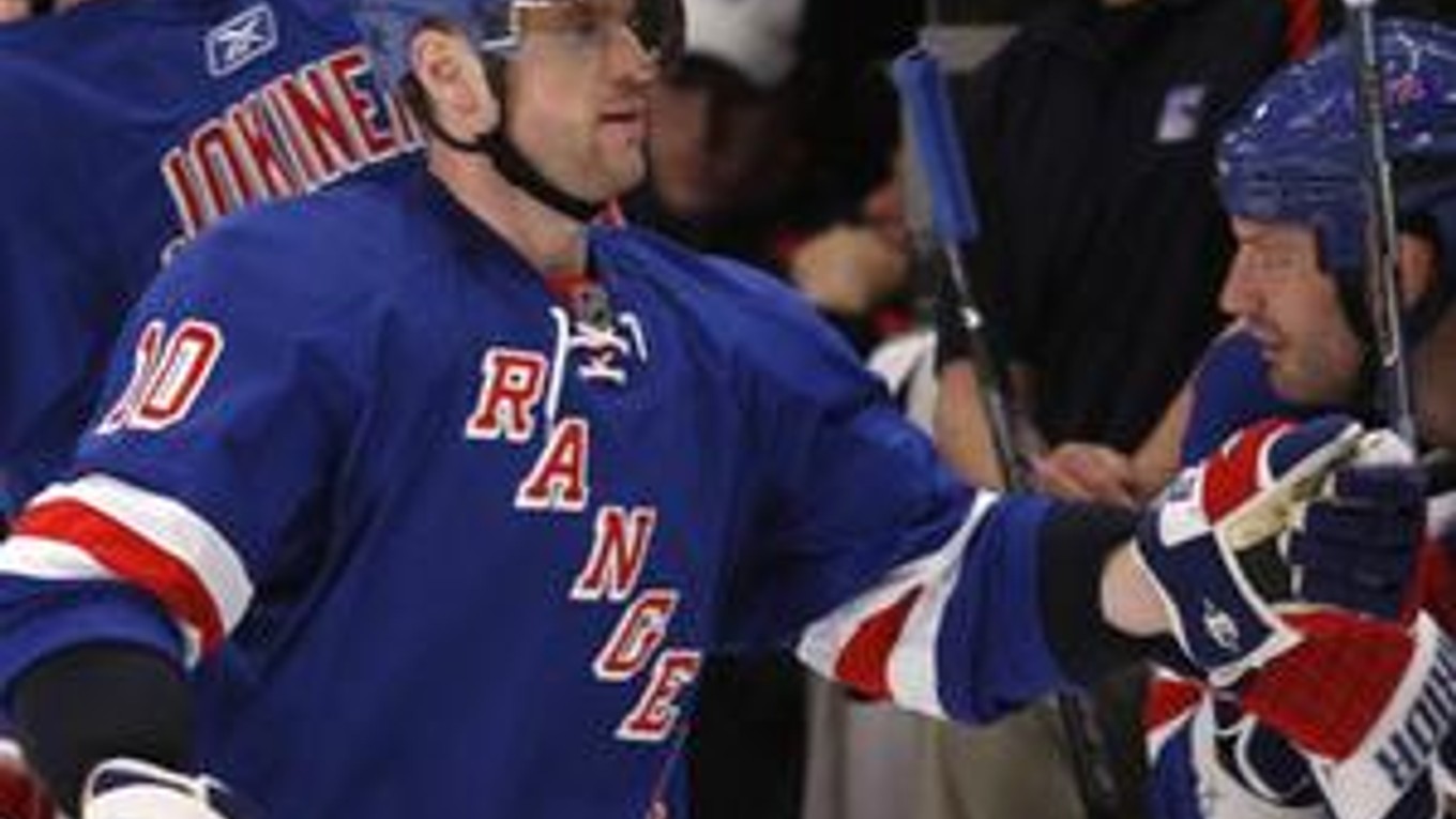 Marián Gáborík pozdravuje spoluhráčov na striedačke Rangers.