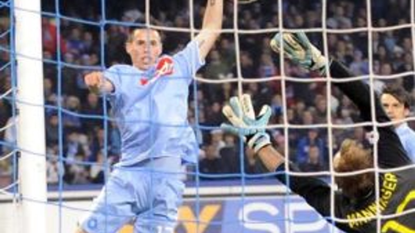 Marek Hamšík prekonáva Alexa Manningera.