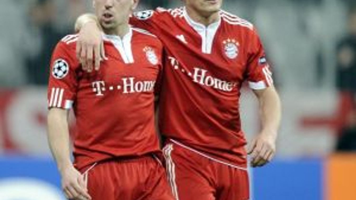 Franck Ribéry (vľavo) a Ivica Olič zariadili víťazstvo Bayernu v súboji s Man Utd.