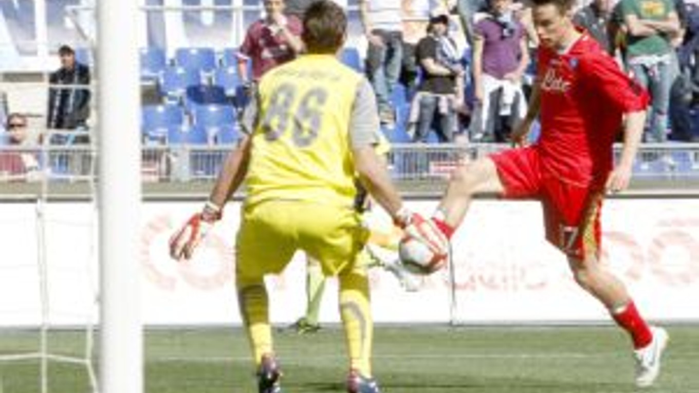 Marek Hamšík (v červenom) prekonáva gólmana Lazia Fernanda Muslera.