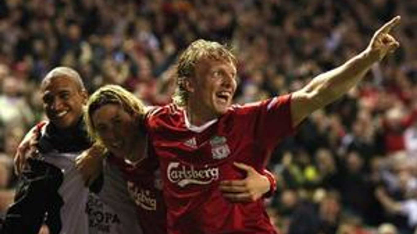 Fernando Torres z Liverpoolu (v strede) so spoluhráčmi Dirkom Kuijtom (vpravo) a Davidom N'Gogom po góle do siete Benfiky.