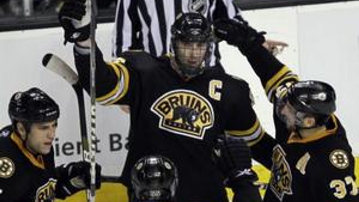 Zdeno Chára hrajúci kvôli zlomenine nosa s celotvárovým košíkom pomohol svojmu tímu k výhre asistenciou.