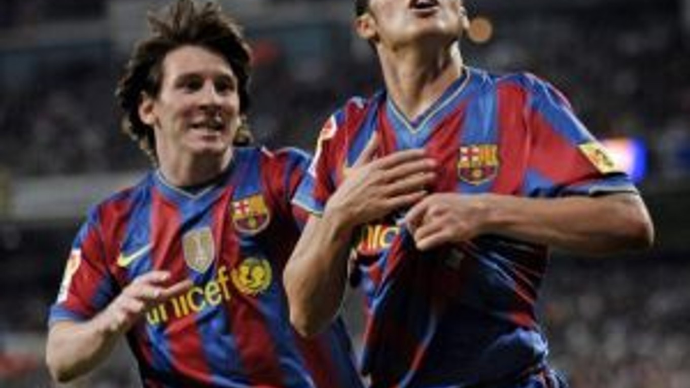 Dvaja strelci barcelonských gólov - Pedro Rodriguez (vpravo) a Lionel Messi.