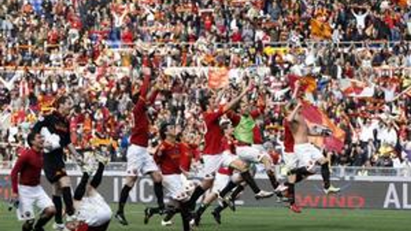 Futbalisti AS Rím oslavujú výhru nad Atalantou, ktorá im zabezpečila posun na prvé miesto v Serii A.