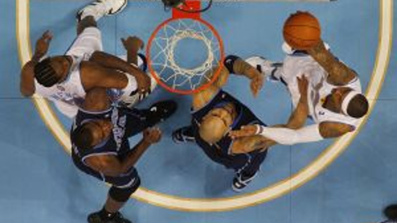 Carmelo Anthony (vpravo) z Denveru zakončuje cez hráča Utahu Carlosa Boozera.