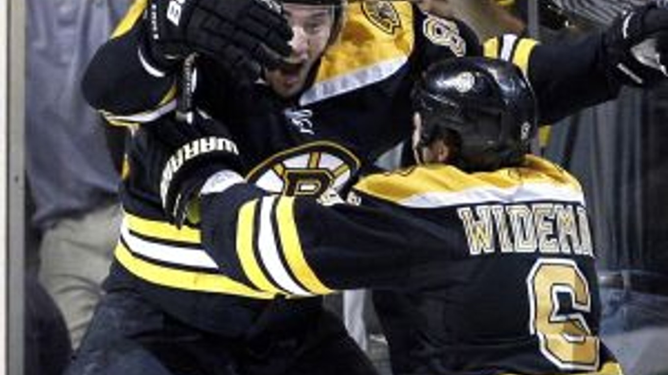 Miroslav Šatan (vľavo) bezprostredne po rozhodujúcom góle.