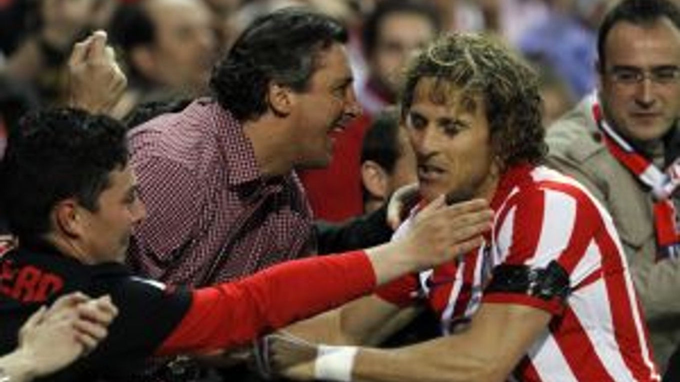 Diego Forlán rozhodol zápas s Liverpoolom.